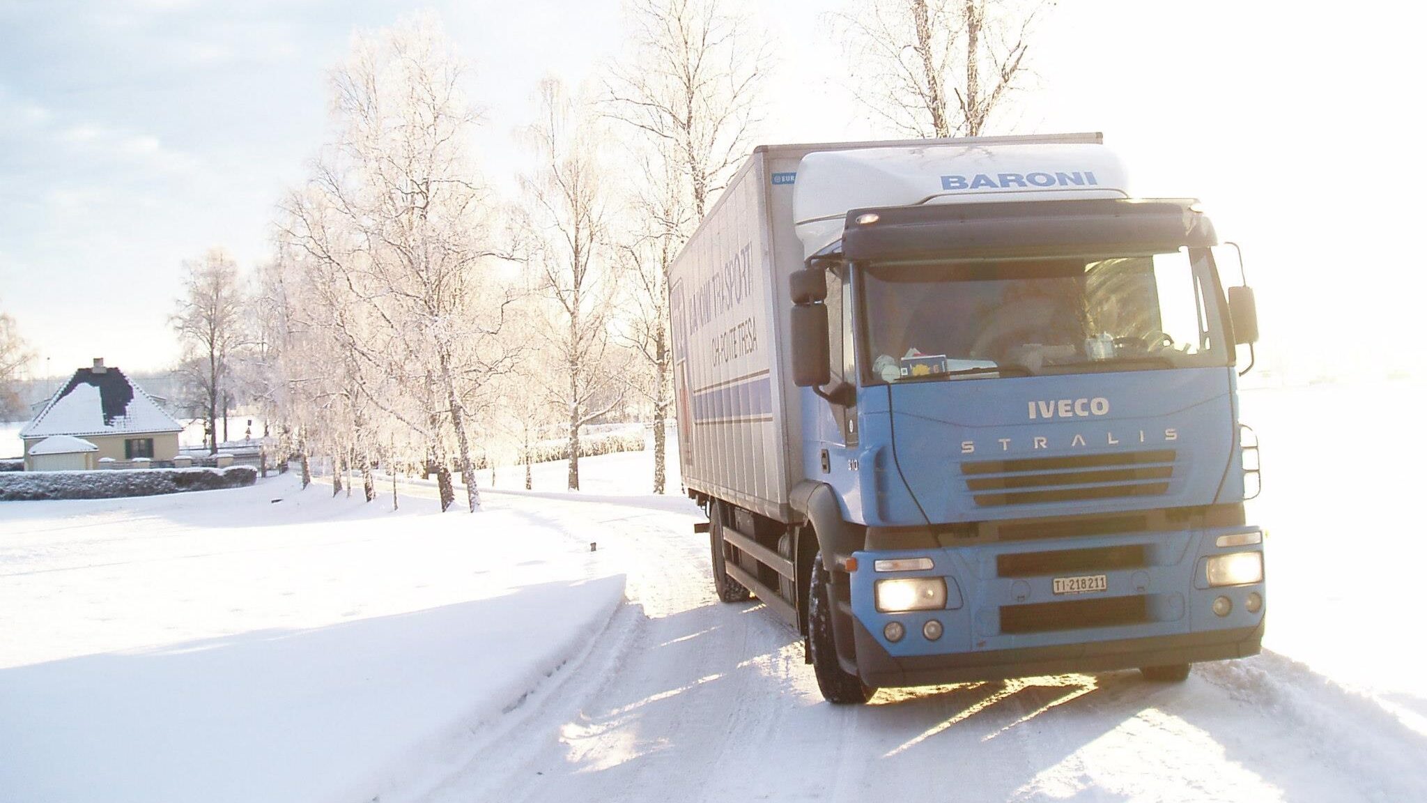 Ein LKW auf einer schneebedeckten Straße, der den LKW Transport und den internationalen Transportdienst darstellt, der von der Firma Baroni angeboten wird
